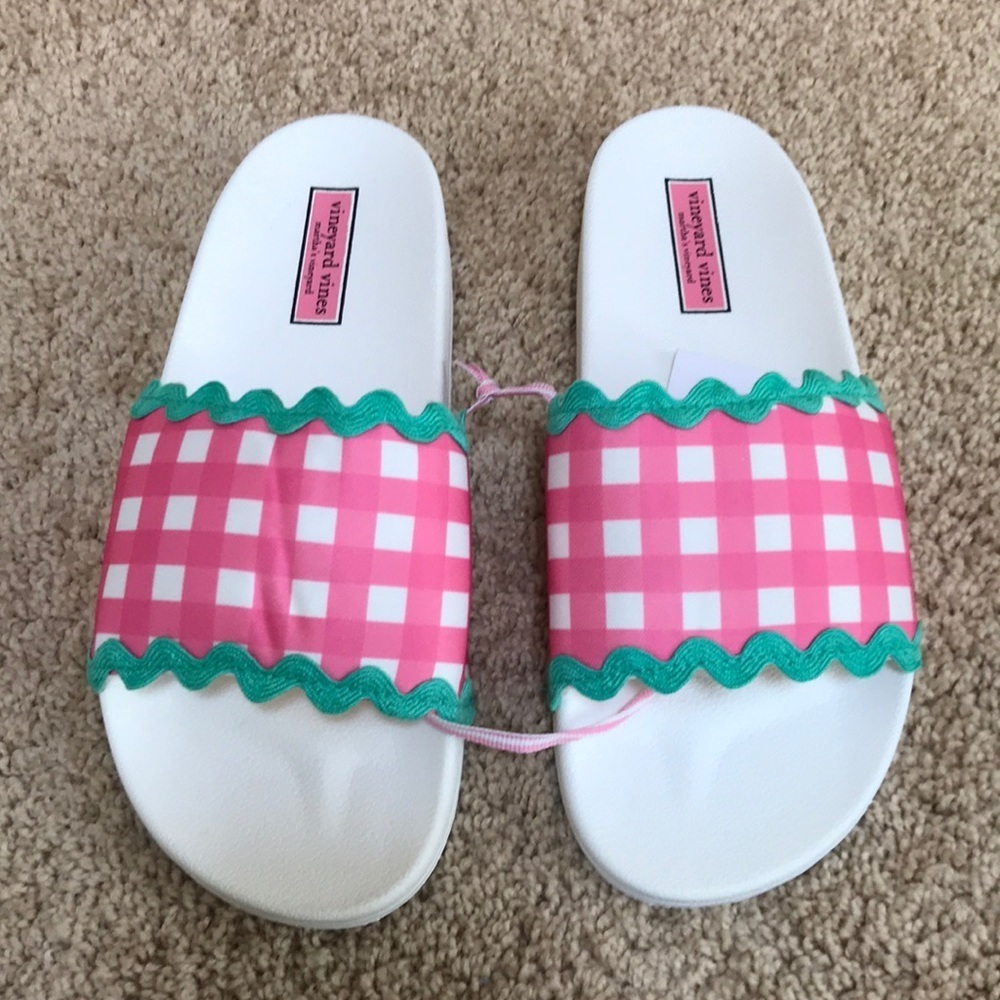 NWT! VINEYARD VINES Size 7 gingham pool slides